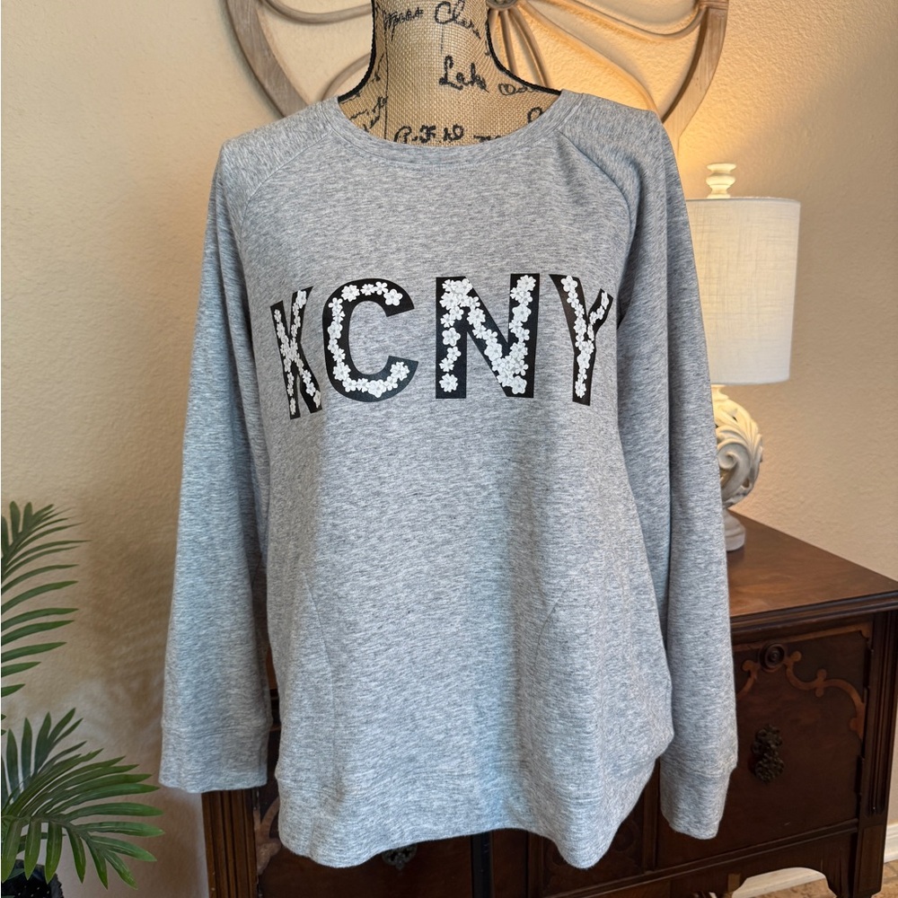 Kenneth Cole Heather Gray Pull On Top with Flower Graphic Logo